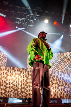 Spotlights lit the stage as 2 Chainz gazed over the crowd of hundreds of students beaming with excitement. 