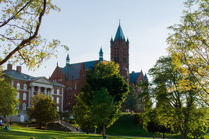 The dashboard tracks COVID-19 cases among SU students and employees, number of students quarantining, and tests administered on campus.
