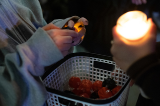 Members of @standwithsurvivorssu lit candles and provided attendees with battery powered candles.